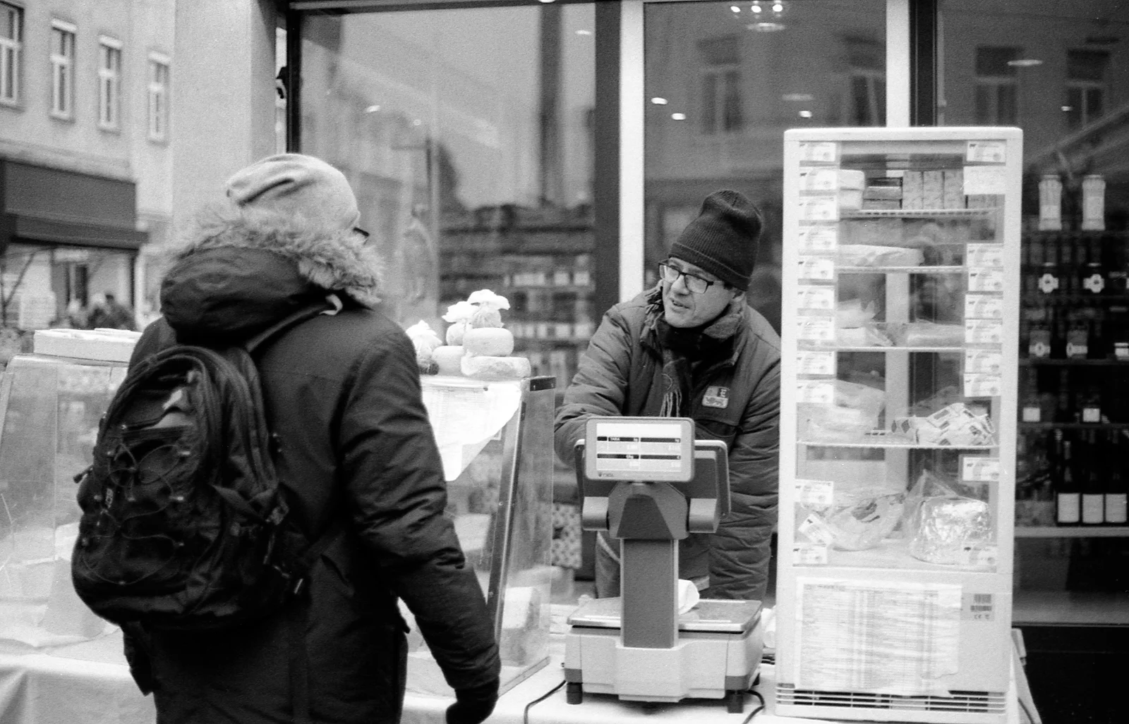 Stephan im Gespräch mit einer Kundin an einem kaes.at-Marktstand